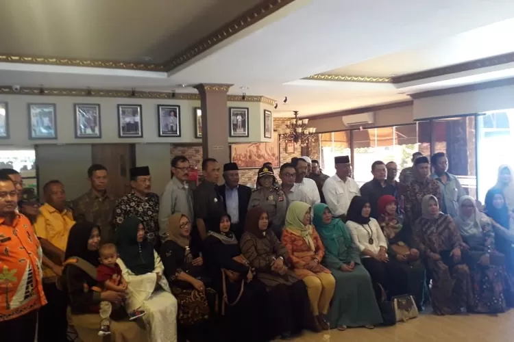 KOMPAK: Muspika Kecamatan Ciampea bersama Kades lama dan Kades terpilih terlihat kompak saat foto bersama usai mengelar Rakor di aula CNN Desa Cinangka.