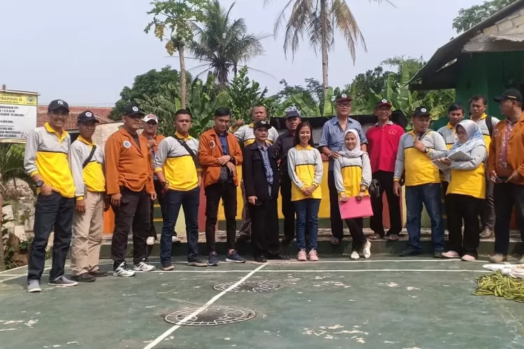 AKRAB: Mahasiswa STIA Menara Siswa bersama dosen dan staf desa saat menggelar KPM di Desa Cimanggu 2.