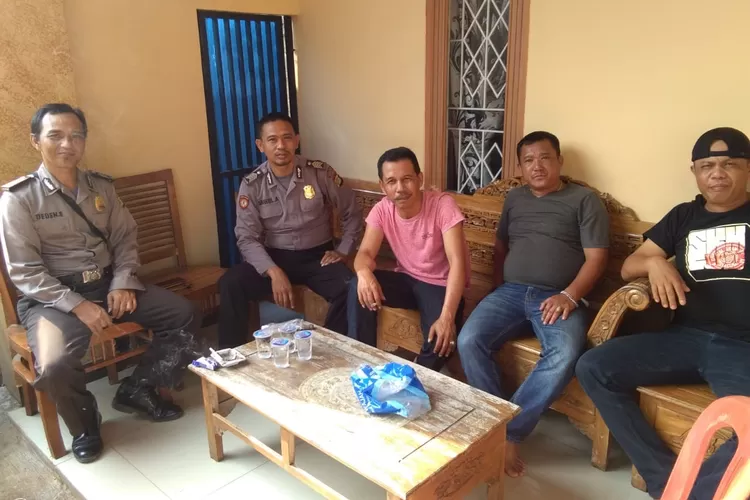 AKRAB: Kepala Desa Cilebut Barat H Dasuki foto bersama anggota Polsek Sukaraja.