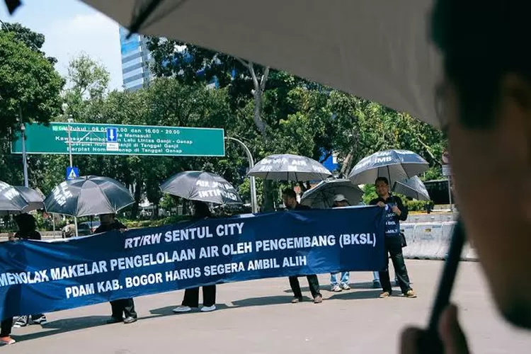 BELUM SELESAI: Aksi protes warga Sentul City, beberapa waktu lalu. Ombudsman meminta PDAM Kabupaten Bogor menaksir harga pipa air PT SC untuk mendukung proses pengambilalihan PSU.