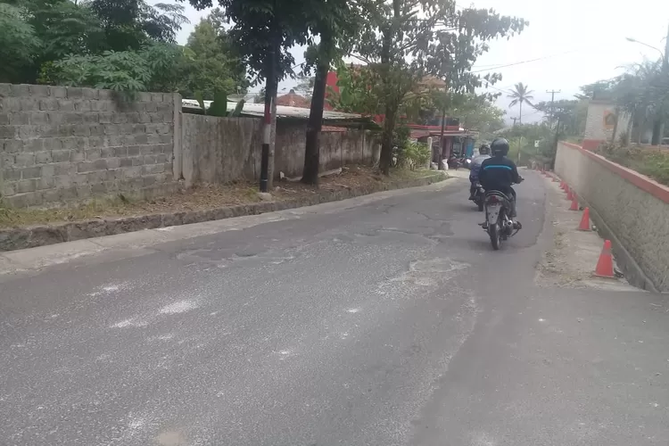 TERKELUPAS: Aspal Jalan Pasirmenjul-Cijambu yang dijadikan jalan alternatif Cigombong kondisinya sudah terkelupas. Warga sekitar pun berharap jalan tersebut segera diperbaik