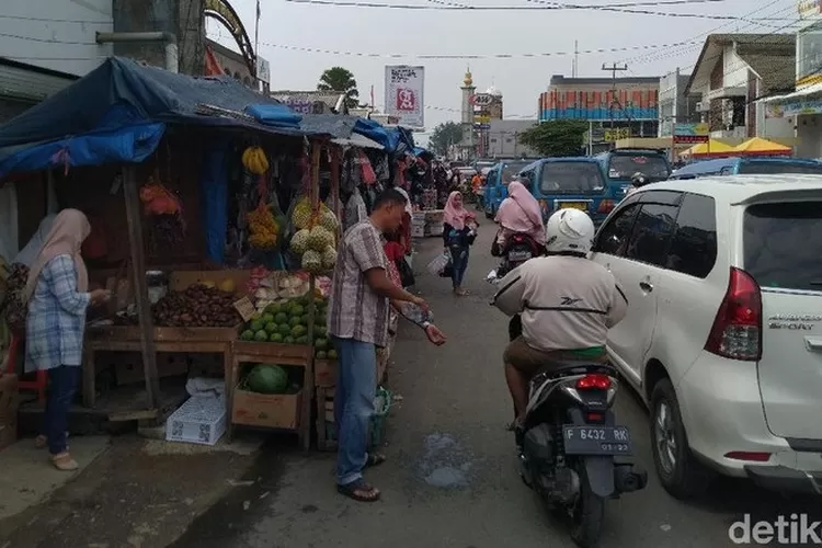 MAKAN JALAN: Pedagang di sekitar Pasar Citeureup II menjajakan lapaknya hingga trotoar. Selain itu, banyaknya angkot yang ngetem menyebabkan Citeureup nampak semrawut.