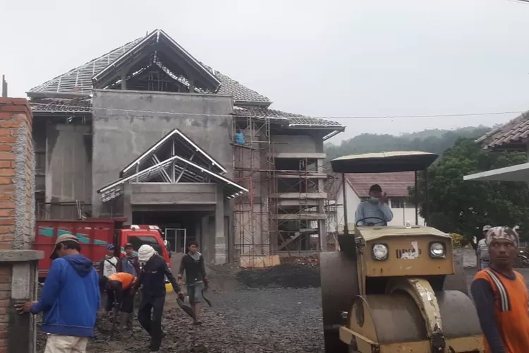 FINISHING: Proyek pembangunan kantor Kecamatan Nanggung memasuki tahap finishing, karena sesuai jadwal harus selesai pada 29 Desember 2019.