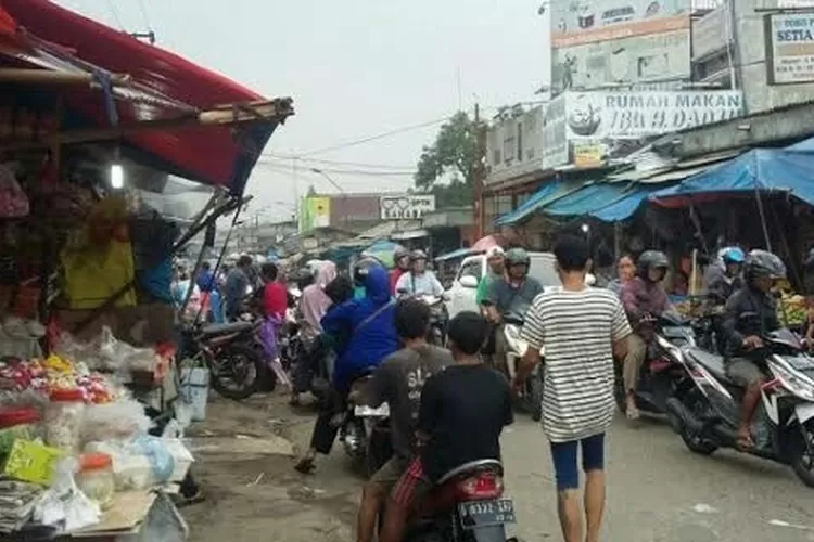 SEMRAWUT: Kondisi jalan Pasar Parung dipenuhi para PKL. Camat akan mengundang PD Pasar Tohaga untuk mengatasi masalah ini.