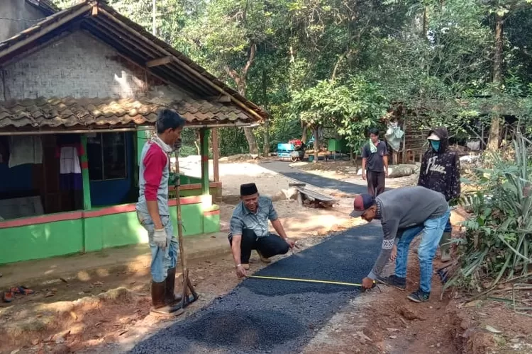 KOMPAK: Abdilah Alawi yang sebelumnya menjabat sebagai Sekdes Gobang Kompak bangun jalan bareng warga.