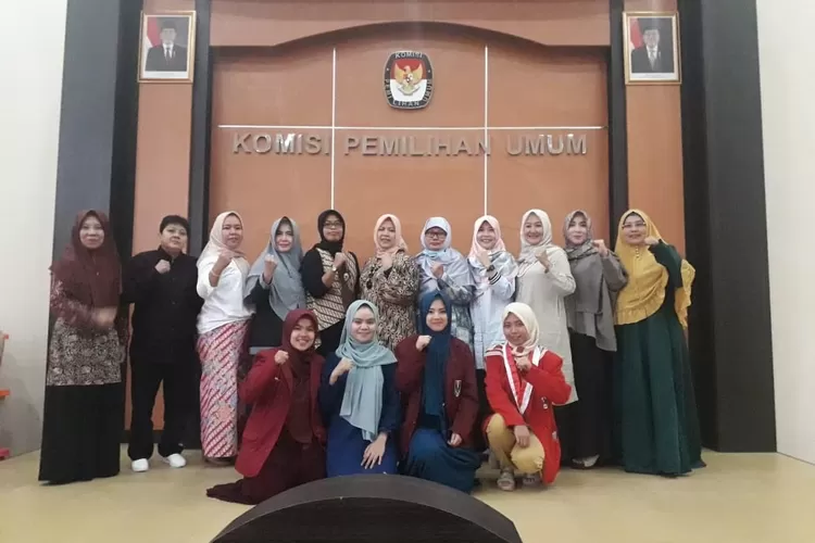 SEMANGAT: Ketua KPU Kabupaten Bogor Ummi Wahyuni foto bersama perwakilan lintas organisasi perempuan.