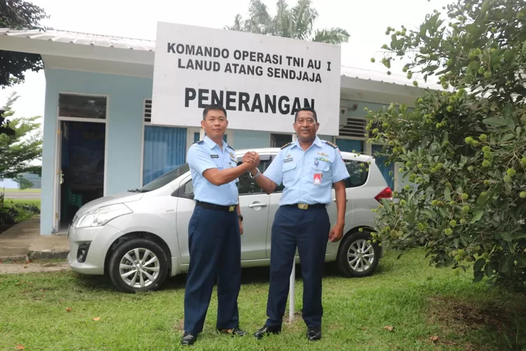 AKRAB: Letkol Sus H David Rumayara (kiri) foto bersama Mayor Sus Mat Nazron setelah lepas sambut di Mako Lanud Ats.