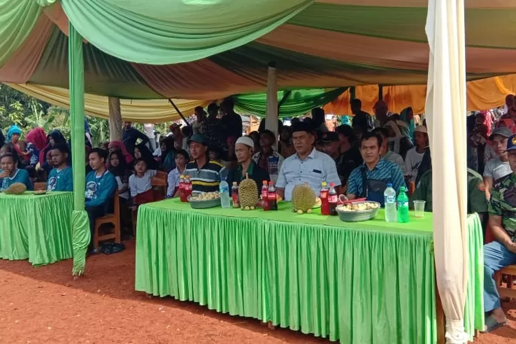 POTENSI: Abdilah Alawi (kaus putih), kepala desa Gobang terpilih saat memasarkan potensi yang dimiliki Desa Gobang.