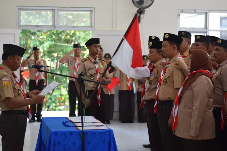 PELANTIKAN: Para pengurus Kwarran Cibinong tengah dilantik dan diambil sumpah jabatannya di aula Kecamatan Cibinong, kemarin.