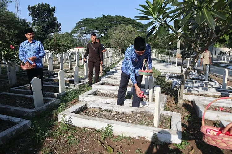 ZIARAH: Wakil Wali Kota Bogor Dedie A Rachim menabur bunga di TMP Dreded, kemarin.