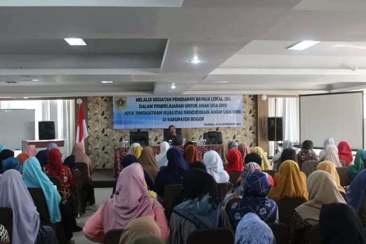 PELATIHAN: Disdik Kabupaten Bogor menyelenggarakan kegiatan pelatihan penerapan bahasa lokal atau bahasa ibu pada satuan jenjang PAUD di Bumi Tegar Beriman, kemarin.