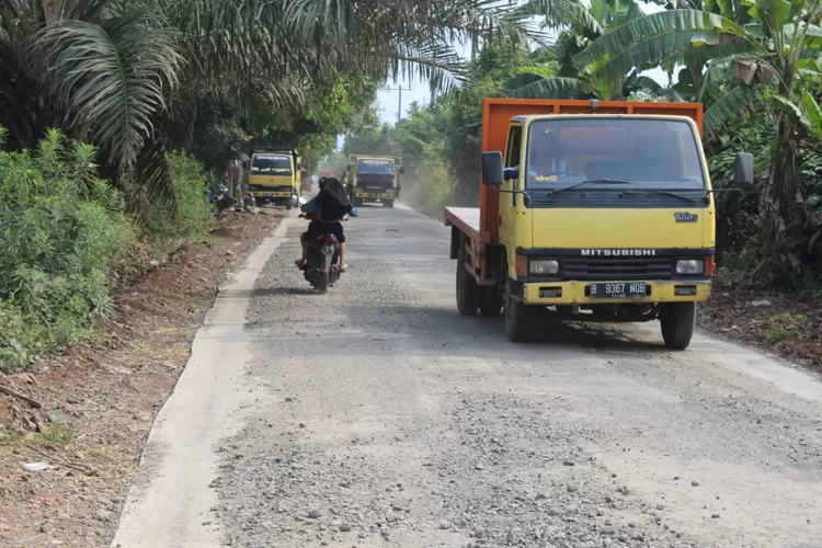 BAHAYA: Proyek pengerjaan dan pelebaran Jalan Warungjata-Ciparigi, Desa Mekarsari, Kecamatan Rumpin, dinilai membahayakan karena banyak kerikil. Proyek ini terhenti sejak tiga hari.
