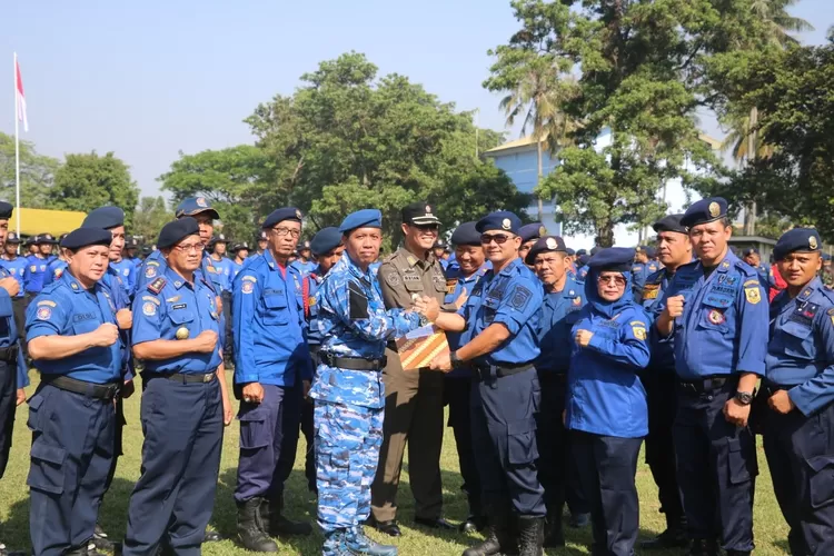 PELATIHAN: Kepala Dinas Operasi Lanud Atang Sendjaja, Kolonel Pnb R. E. Kargono, membuka Pelatihan Dasar Damkar, kemarin.