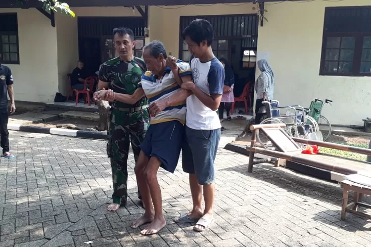 TELATEN: Kapten Inf Tatang Taryono Kasilog Kodim 0261 Kabupaten Bogor sedang mengobati pasien asal Tangerang