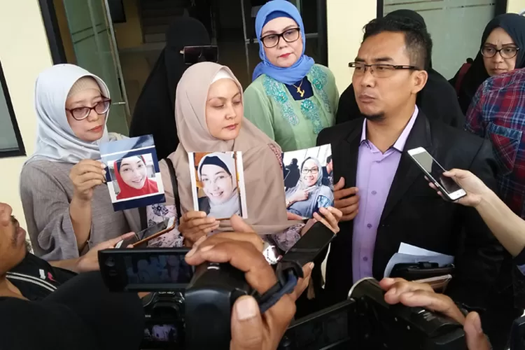 WAWANCARA: Kuasa hukum korban penipuan, Khusnul Naim, saat wawancara usai mendatangi Mapolresta Bogor Kota, kemarin.