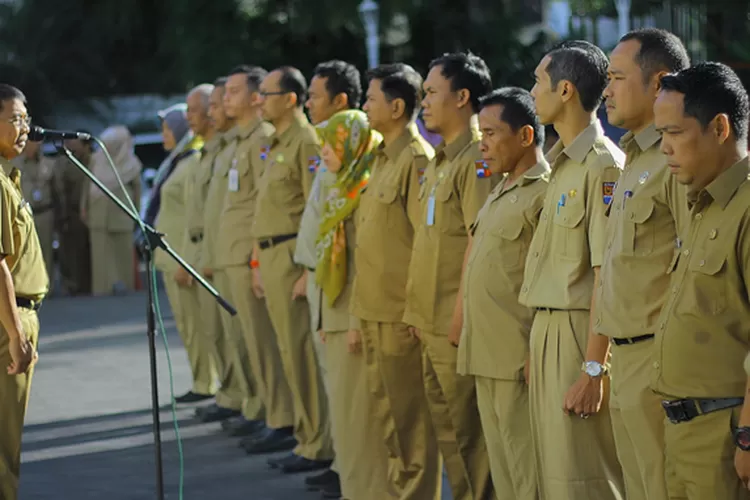 ILUSTRASI: Pemerintah pusat tengah menggodok kebijakan kontroversial yang berencana melakukan pemangkasan dua tingkat eselon PNS