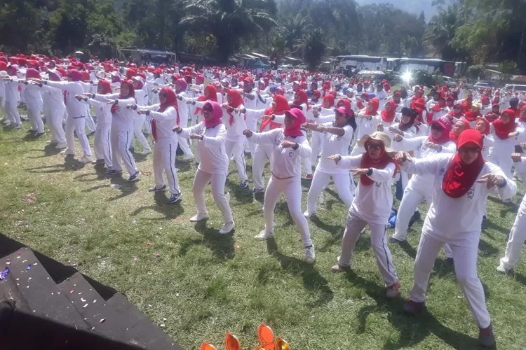 SEMANGAT: Ribuan pesenam dari luar Bogor nampak semangat meski lelah terjebak macet Puncak