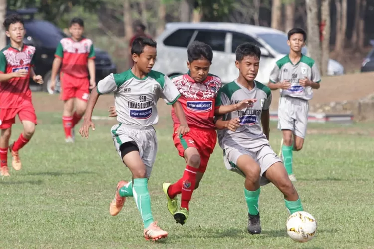 GIRING BOLA: Pemain Tunas Cileungsi menggiring bola dalam ajang Liga Hansaplast TopSkor U-13 Grup Skor pekan kelima di Lapangan Universitas Trisakti Nagrak, Ciangsana, Bogor.