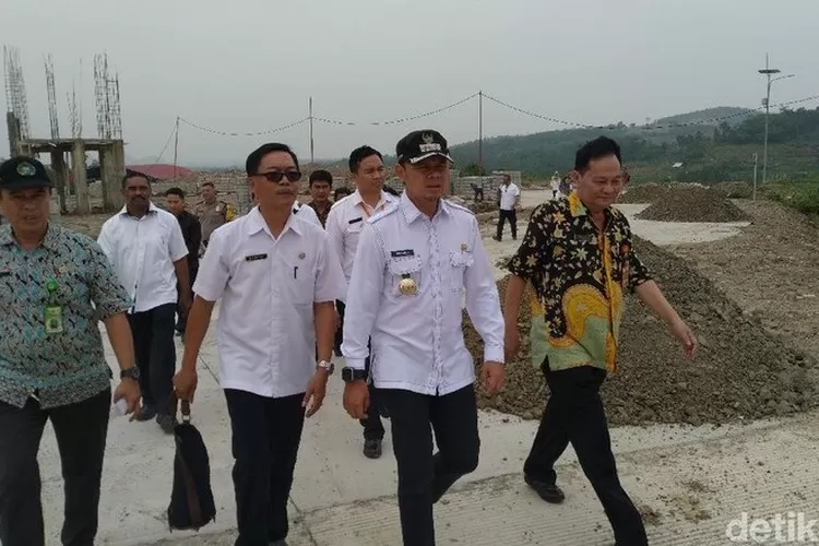 SIDAK: Wali Kota Bogor, Bima Arya, saat sidak ke TPST Nambo, Rabu (14/11).