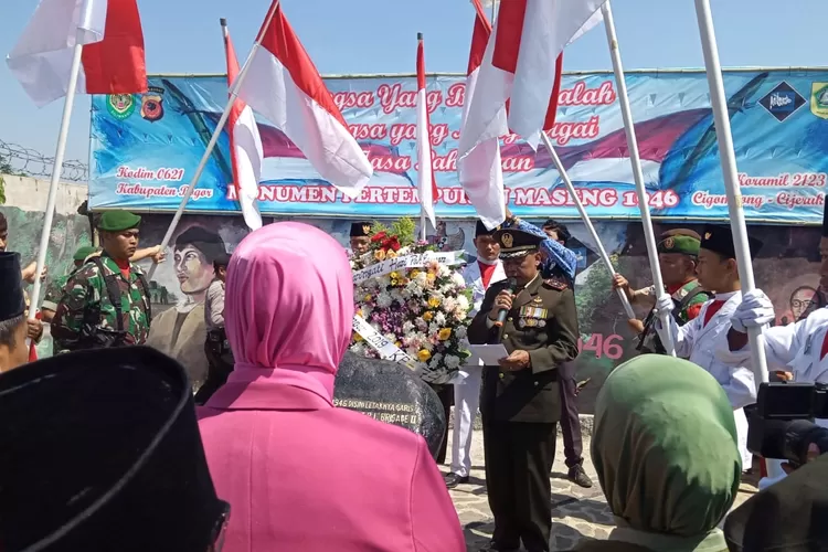 SAMPAIKAN: Danramil 2123 Cijeruk-Cigombong, Mayor Infantri Suparno tengah menyampaikan  pesan kepada masyarakat agar menjaga Tugu Maseng.