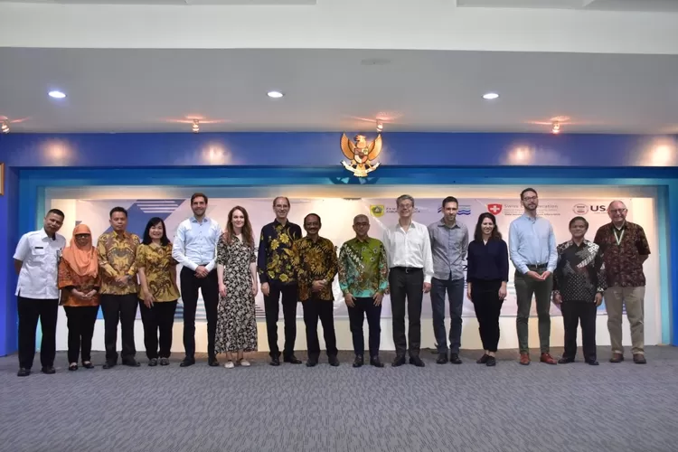 KUNJUNGAN: Jajaran PDAM Tirta Kahuripan berfoto dengan Kedutaan Swiss usai menjalin kerja sama di kantor PDAM Tirta Kahuripan, Kabupaten Bogor, kemarin.