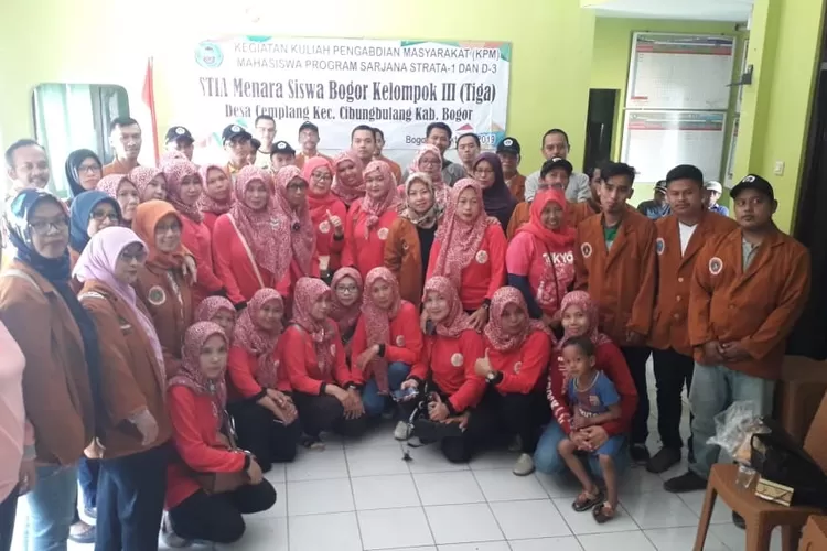 BANTUAN: Mahasiswa Kelompok III, STIA Mensis memberikan bantuan kepada kader Posyandu di Desa Cemplang.