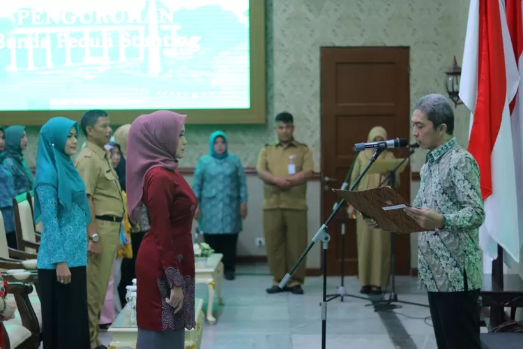 DILANTIK: Wakil Wali Kota Bogor Dedie A Rachim saat melantik Bunda Peduli Stunting yang berlangsung di Paseban Sri Bima, Balai Kota Bogor, Selasa (5/11).