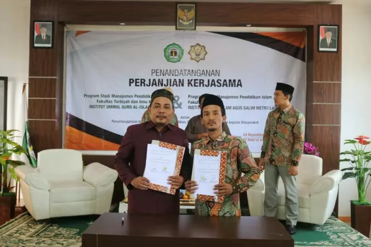 TUNJUKAN: Perwakilan dari IUQAI Bogor dan Perguruan Tinggi Agus Salim Metro Lampung saat menunjukkan MoU yang dibuat untuk menguatkan program akademi.
