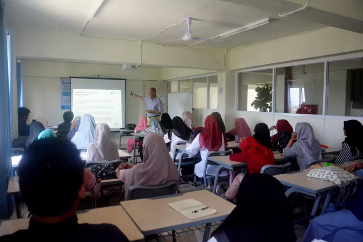 SERIUS: Mahasiswa/i FKIP Unida Bogor tengah memerhatikan pemaparan yang disampaikan dosen dari Zurich University, Switzerland, Phil Gerard Wicht.