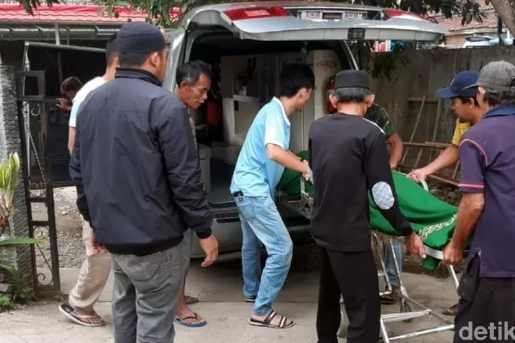 BERDUKA: Jasad El Franza, pelajar SMK Pertanian Cibadak, saat dibawa ke rumah duka.