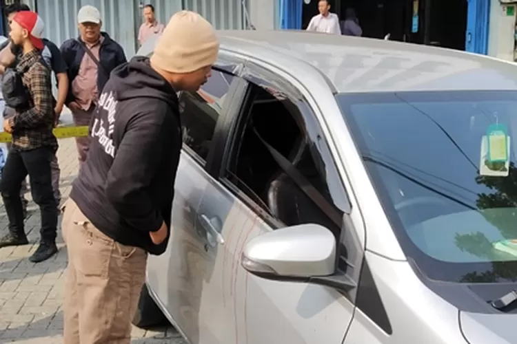 PEMBUNUHAN: Warga Tajur digegerkan dengan penemuan salah seorang sopir taksi daring yang tewas bersimbah darah dalam mobilnya