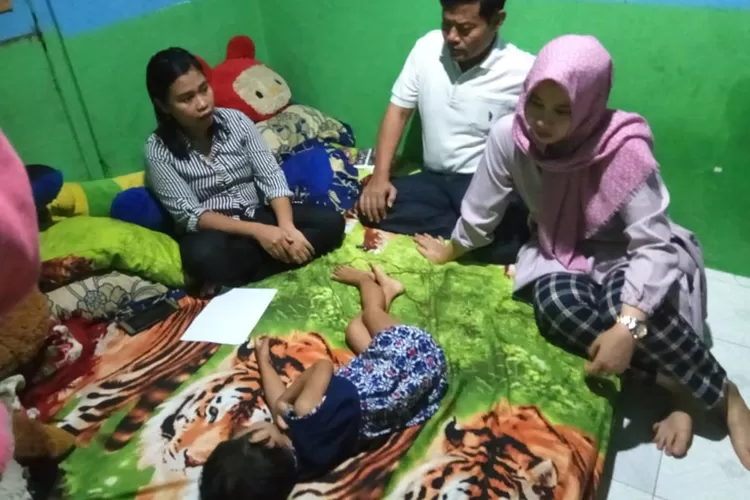 PRIHATIN: Balita asal Ciomas, Azalea, sejak lahir menderita kanker di mata hingga mengaburkan penglihatannya