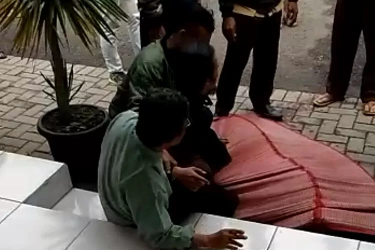 EVAKUASI: Korban terlindas truk sampah di Pagelaran, Kecamatan Ciomas, saat dievakuasi petugas dibantu warga sekitar