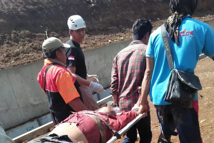 EVAKUASI: Korban longsoran proyek pembangunan rel ganda Kereta Api Bogor-Sukabumi saat dievakuasi.