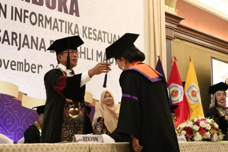 DIWISUDA: Salah seorang mahasiswi IBI Kesatuan saat menjalani proses wisuda di Puri Begawan, akhir pekan lalu.
