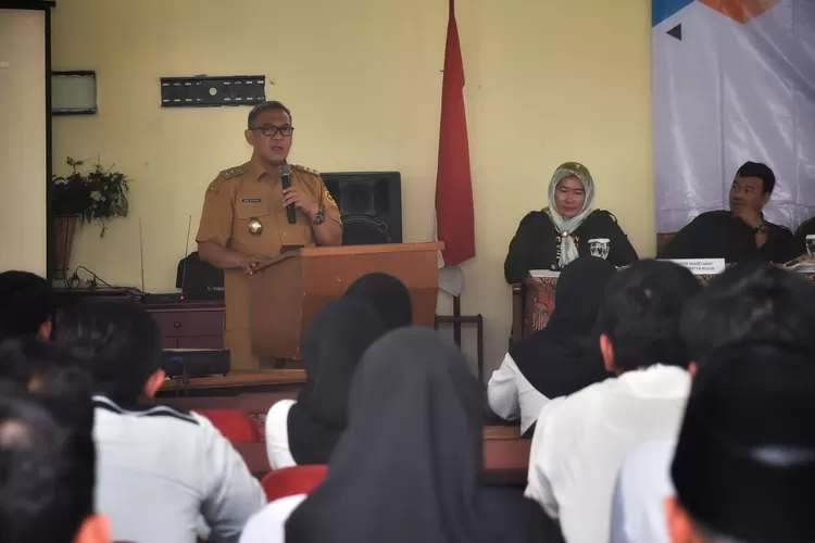 SAMBUTAN : Wakil Bupati Bogor Iwan Setiawan saat memberikan sambutan dalam acara Sekolah Kader Pengawasan Partisipatif (SKPP) di New Karwika Hotel & Resort, Cisarua,Kabupaten Bogor,kemarin.
