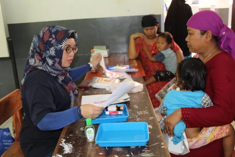 GRATIS: Sejumlah warga Babakan, Kecamatan Tenjo, saat berobat gratis yang diselenggarakan Laznas dan PT Astellas, kemarin.