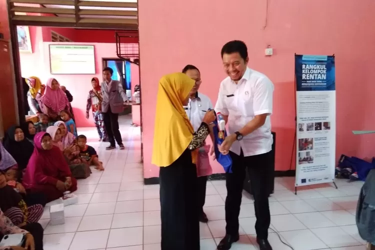 BANTUAN: Plt Kepala Dinas Koperasi dan UMKM Kabupaten Bogor, Arman Jaya, saat memberikan bantuan kepada perajin besek.