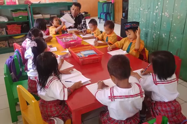 INSPIRATIF: Sriyono Abdul Qohar saat mengajar sejumlah anak di PAUD yang didirikannya