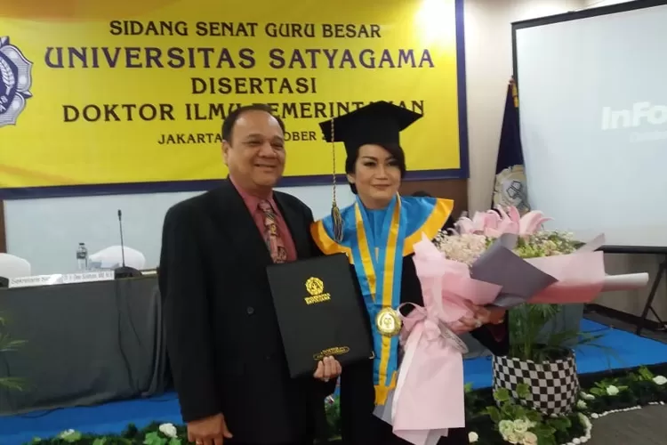 SELAMAT: Kepala Puskesmas Parungpanjang, Susi Juniar Simanjuntak, didampingi sang suami usai sidang doktoral, kemarin