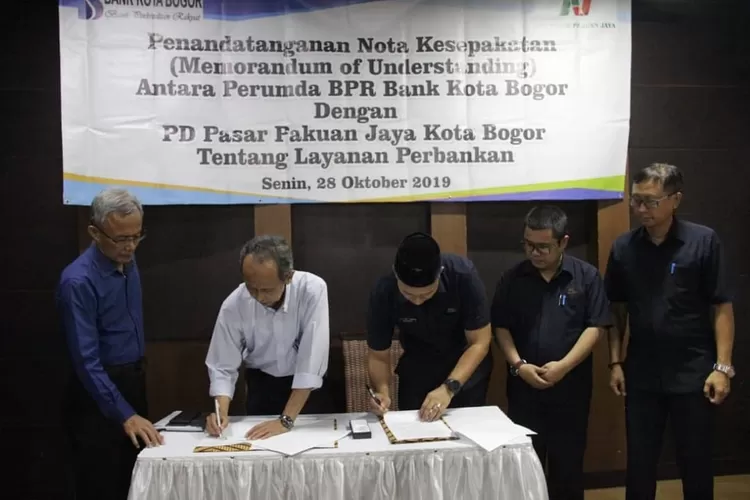 KERJASAMA : Dirut BPR Bank Kota Bogor Ibrahim (kemeja putih) saat menandatangani Mou bareng jajaran direksi PD PPJ, belum lama ini