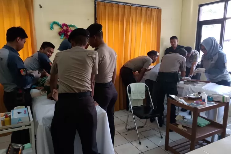 KHITANAN: Suasana khitanan massal yang digelar SPN PMJ Lido Cigombong, kemarin