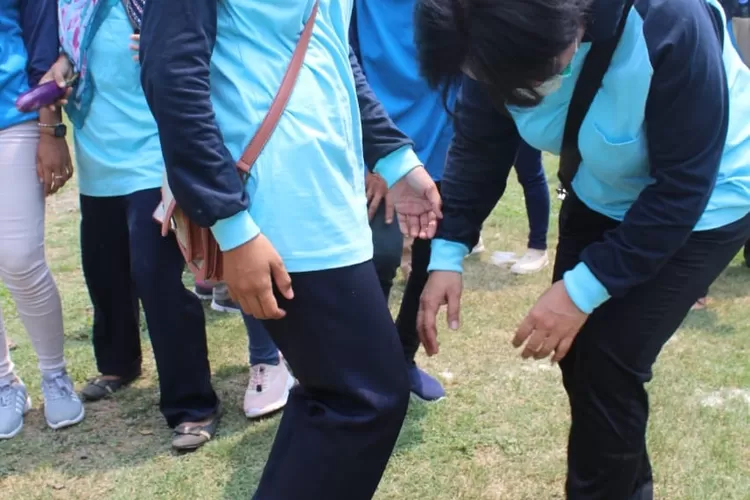 HEBOH: Kader posyandu Rumpin saat lomba ’terong-terongan’ di acara Refreshing Kader di Telaga Pelangi Payang, Desa Mekarsari, kemarin