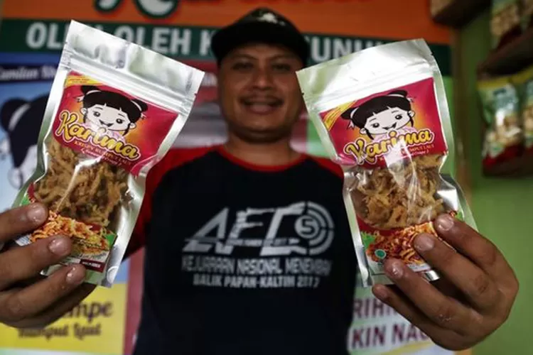 SUKSES: Hardi memilih jadi pengusaha bisnis olahan rumput laut di saat orangorang di sekitarnya menjadi petani rumput laut