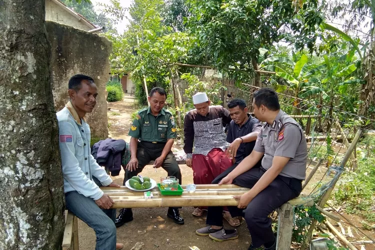 AKRAB: Bripka Dede S Amir dan Bhabinsa Serka Bambang Irwan saat menyambangi salah satu tokoh agama di Kelurahan Genteng.