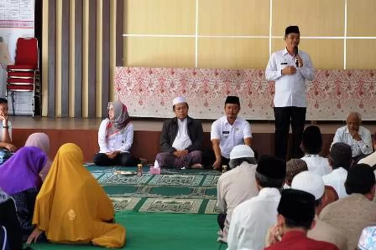 INSENTIF: Pemkot Bogor saat memberikan insentif kepada guru ngaji.