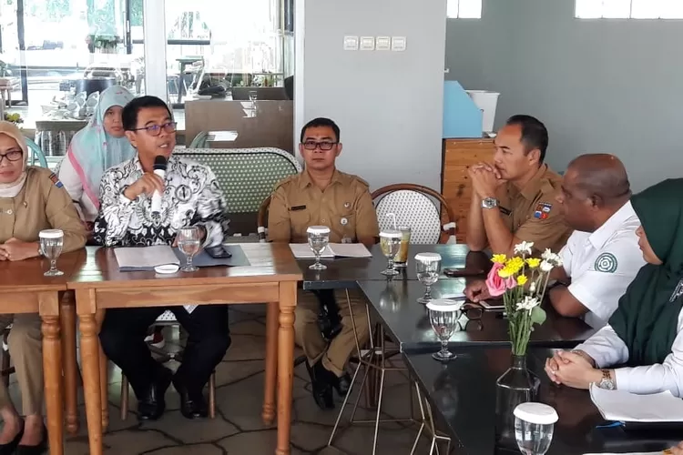 SERIUS; Sekertaris Daerah (Sekda) saat rapat pembahasan sosialisasi kenaikan Iuaran BPJS di Kota Bogor,kemarin.