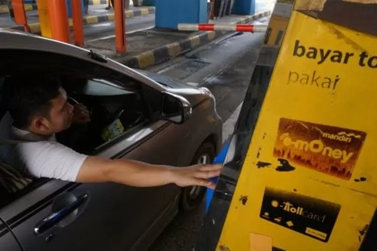 ILUSTRASI: Pengendara membayar tol menggunakan e-Tol di Jagorawi. Kini Jasa Marga akan menerapkan transaksi QR Code yang ada di telepon seluler atau gawai