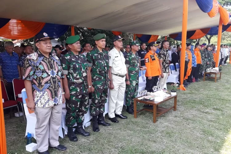 SIAGA: Danramil 0601/Bogor Tengah Kapten Inf Suharja bersama pimpinan dan undangan saat kegiatan FPRB, akhir pekan lalu