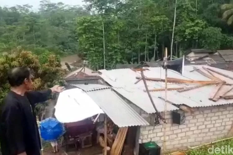 RUSAK: Atap rumah warga rusak diterjang badai disertai hujan.